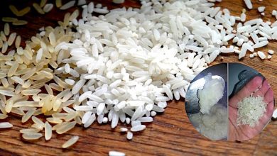 Foto de 2,5 toneladas de arroz de plástico foram apreendidas na Nigéria
