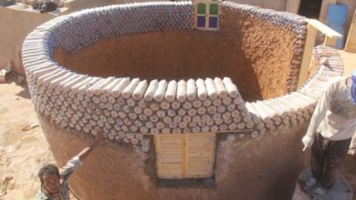 Foto de Refugiado constrói casas de garrafa PET resistentes ao deserto
