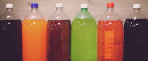 A cor da garrafa PET influencia na reciclagem?