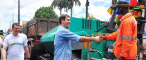 Máquina de transformar plástico aumenta renda