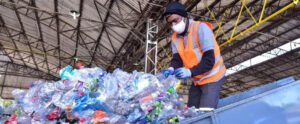 Resina PET reciclada supera preço de plástico virgem