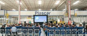 Fábrica produz para-choques automotivos com plástico