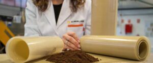 Projeto produz bioplástico com borra de café