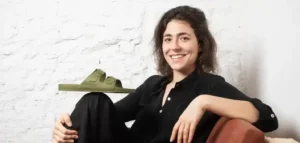 Marca brasileira faz sucesso com sandália de plástico PVC