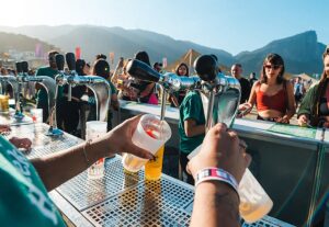 Copos retornáveis, Garrafas 100% recicláveis e Companhia de reciclagem plástica