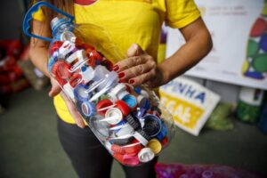 Programa recolhe tampinhas plásticas e arrecada fundos 