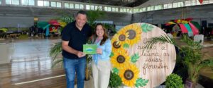 Plástico verde, livro sobre reciclagem e plástico em peças novas
