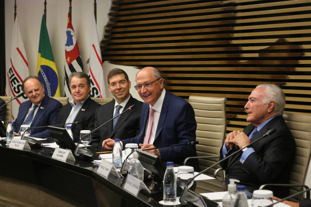 Na imagem aparece o vice-presidente Geraldo Alckmin, o ex-presidente Michel Temer, e demais representantes. Na reunião sobre planos para a indústria