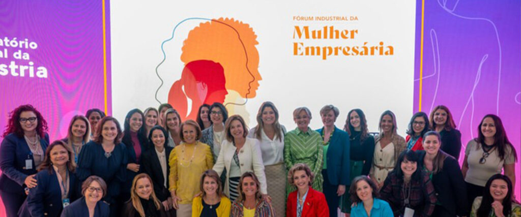 Grupo de mulheres reunidas no Fórum Industrial da Mulher Empresária, unidas para criar uma plano de ação