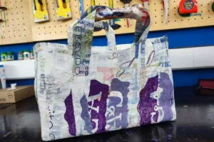 Transformação de sacolas plásticas em ecobags, empresa cria bicicleta de plástico reciclado e madeira plástica
