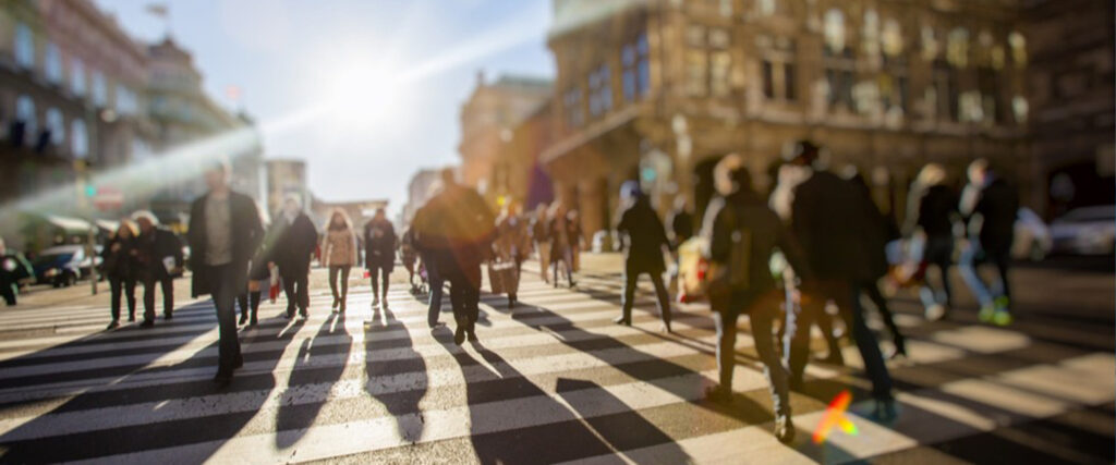 Na imagem aparecem cidadãos andando em uma rua movimentada. A imagem representa a entrevista feita com brasileiros sobre a qualidade de vida no país 