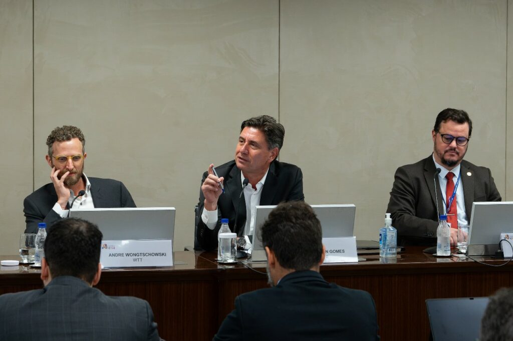 Na imagem aparecem representantes da CNI e da WTT,  no encontro para debater sobre a inovação orientada por missões 