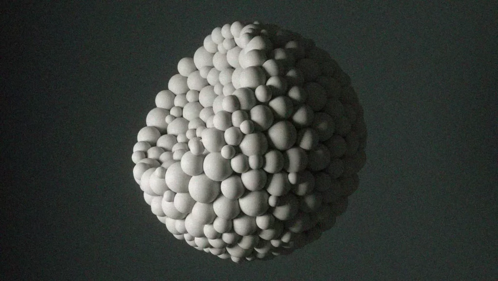 Na imagem aparece uma bola amassada, formada por várias bolas. Representando a inovação do plástico biodegradável 