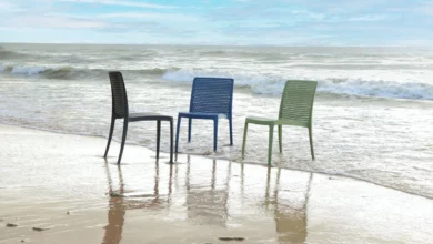 Foto de Cadeiras feitas de plásticos descartados, vermes que degradam plásticos e plásticos que se auto digerem