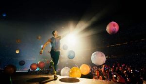 Série digital mostra histórias de vida transformadas pelo plástico, disco musical feito de plástico e Starbucks Japão recicla copos