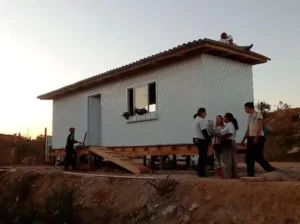 500kg de plástico transformado, projeto escolar desenvolve tijolos sustentáveis e casas feitas com plástico reciclado