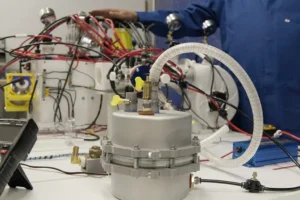 Transformação de resíduos plásticos em eletricidade, tampas plásticas viram equipamento hospitalar e reciclagem de materiais da C&A