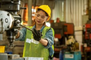 Emprego na indústria sobe 75% e jovens conduzem crescimento