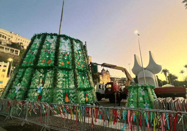 Árvore de natal feita de garrafas plásticas