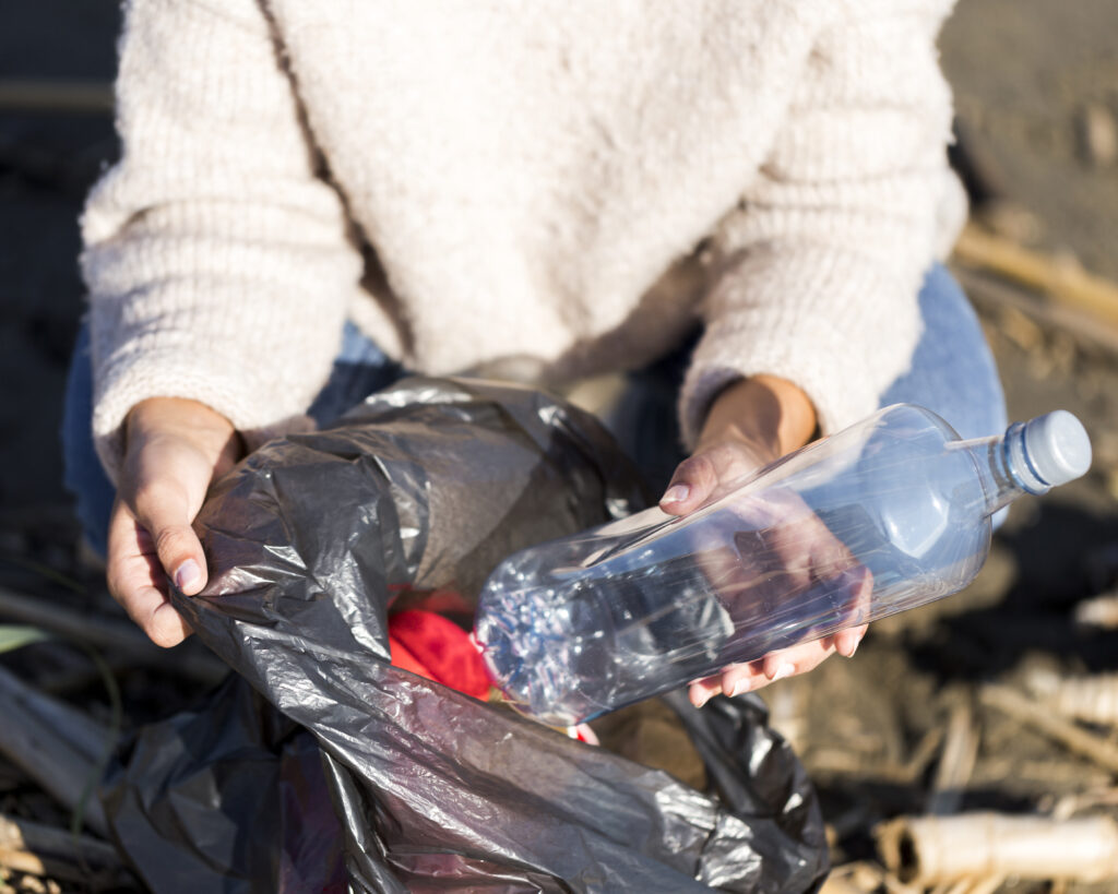 
Plásticos recolhidos dos rios holandeses tornam-se casa reciclada flutuante
