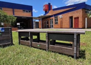 Transformação de resíduos plásticos com biotecnologia, novo destino para embalagens e mobiliário de plástico reciclado