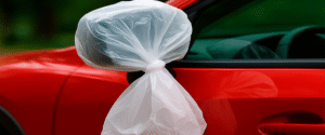Saco plástico no retrovisor protege carros, descubra a versatilidade do material