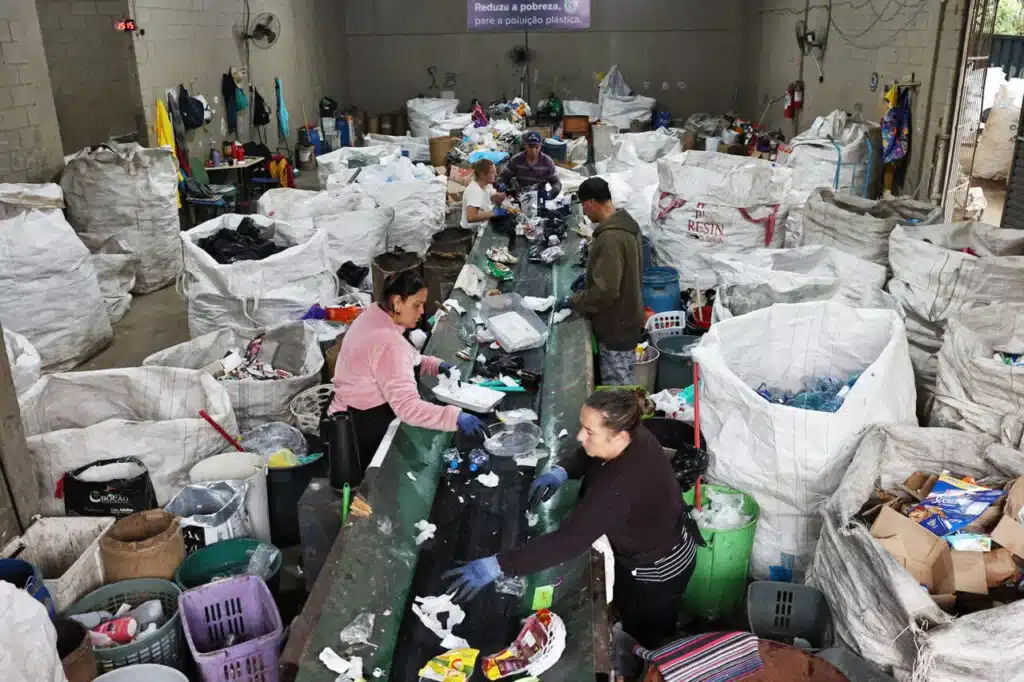 Associações de Curitiba incentivam reciclagem de garrafas PET