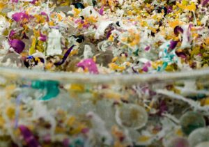 Plástico colorido sem corante, cadeiras fabricadas com energia renovável e plástico moldável