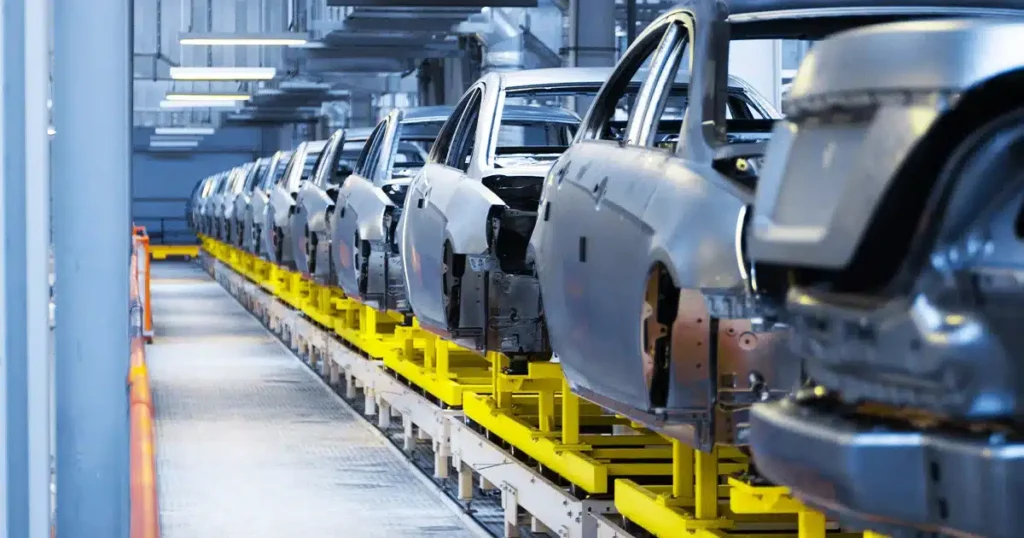 Carros em uma linha de produção, representando a Linha Durepol da Petropol