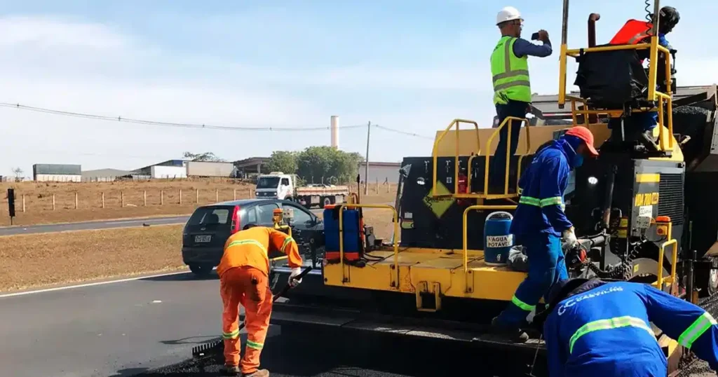 Projeto holandês inspirou Brasil a produzir uma estrada feita de plástico reciclado