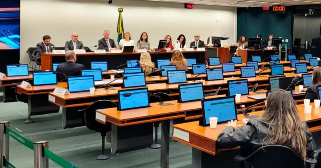 Especialistas e representantes do setor avaliam o impacto da regulamentação da IA na indústria, incluindo oportunidades e desafios