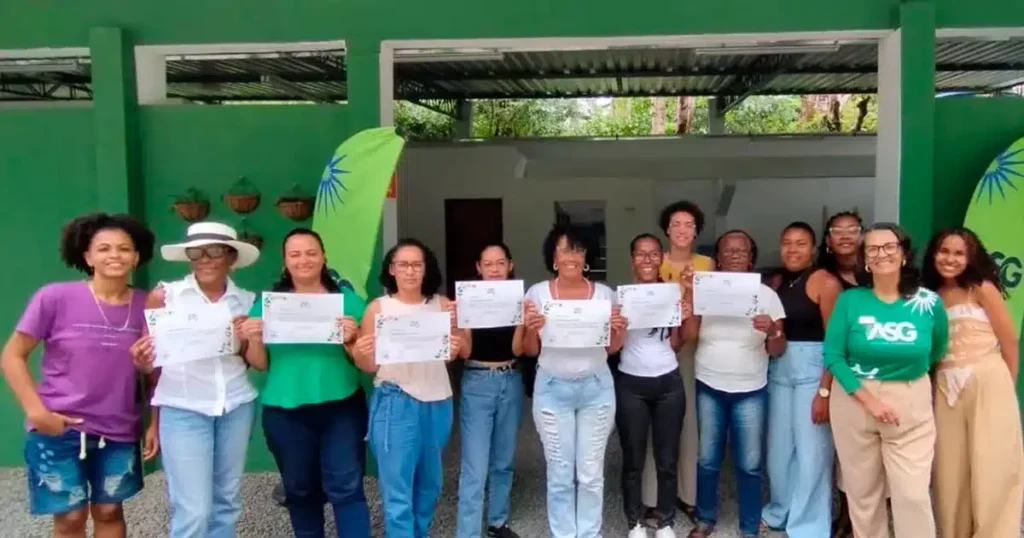 Oficina ensina reciclagem de plástico e gera renda feminina