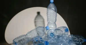 PET reciclado transforma o meio ambiente e a sociedade