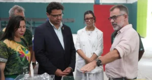 Fábrica de reciclagem de PET, idosos reciclam mais e pisos de plásticos reciclados