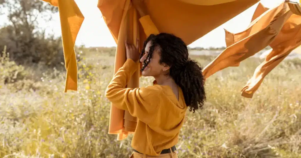 Moda brasileira transforma 68 mil toneladas de plástico reciclado em roupas e acessórios
