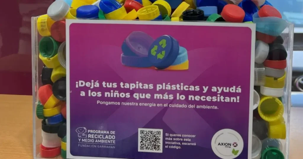 Jovens estudantes transformam tampinhas plásticas em objetivos funcionais, em La Pampa