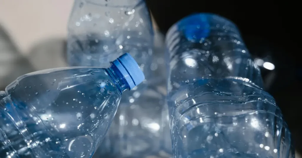 Universidade de Copenhague cria material que suga CO₂ usando plástico reciclado