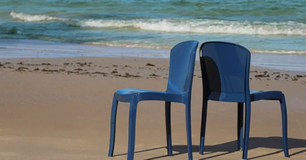 Tramontina cria cadeira de plásticos reciclado recolhido das praias