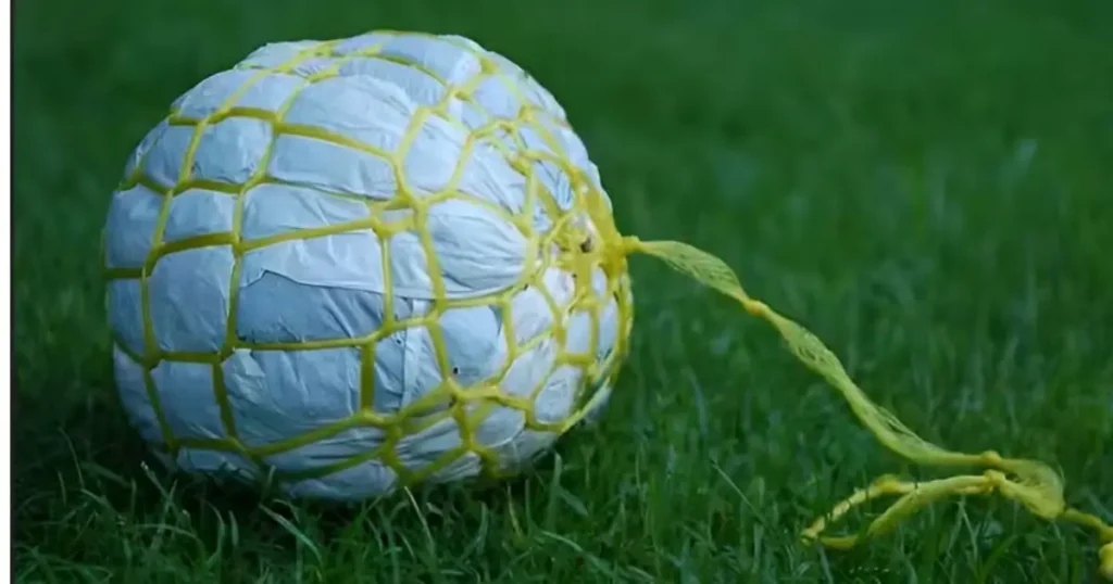 Professor desenvolve novo tipo de futebol para reciclar plásticos