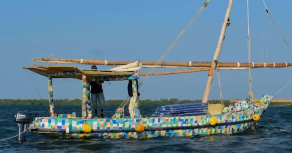 Barco tem partes feitas de plástico recolhido