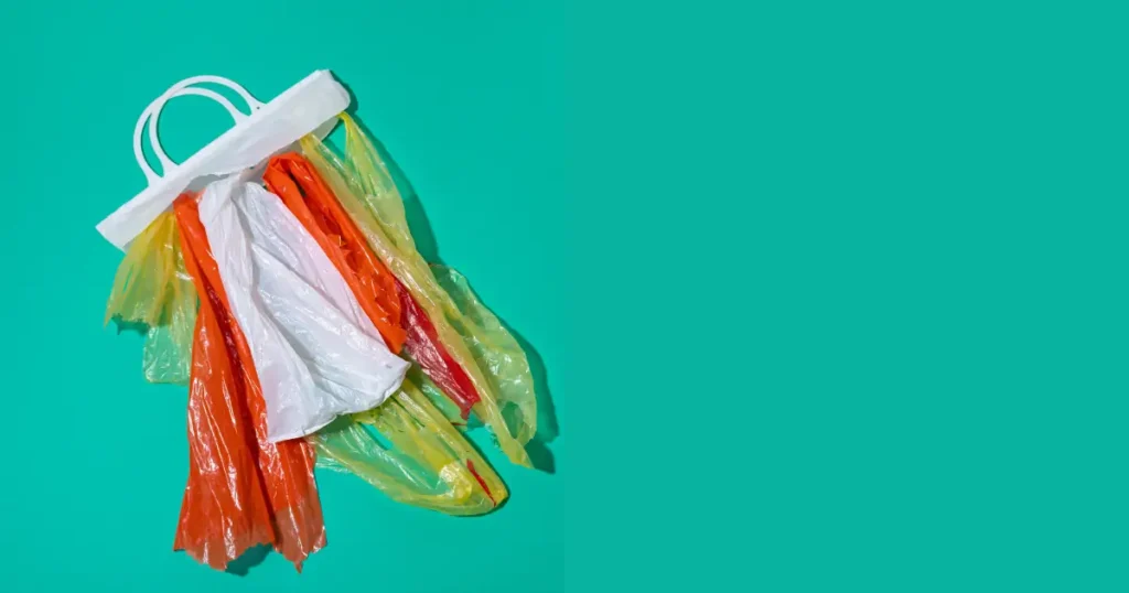 Fábrica reaproveita sacolas plásticas e cria cadeiras 