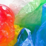 Reciclagem de fraldas descartáveis, madeira de plástico e baratas degradam plásticos