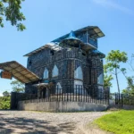 Móveis, bicicleta e castelo feito de plástico reciclado Móveis, bicicleta e castelo feito de plástico reciclado