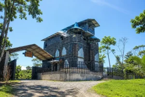 Móveis, bicicleta e castelo feito de plástico reciclado