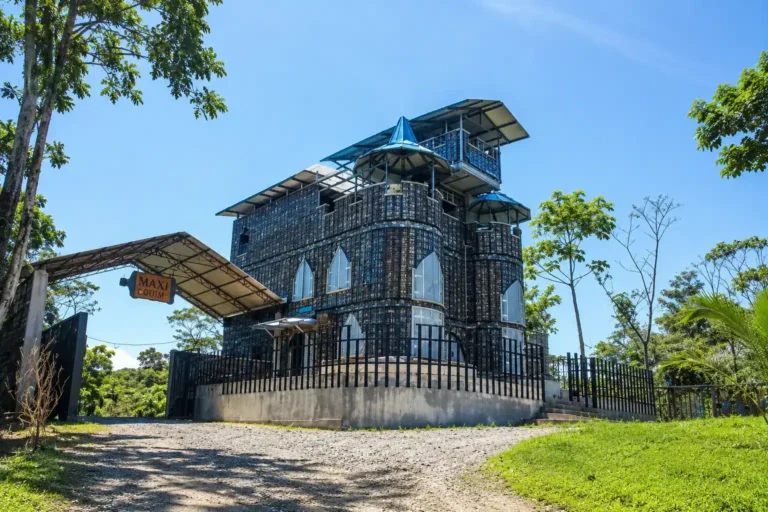 Móveis, bicicleta e castelo feito de plástico reciclado