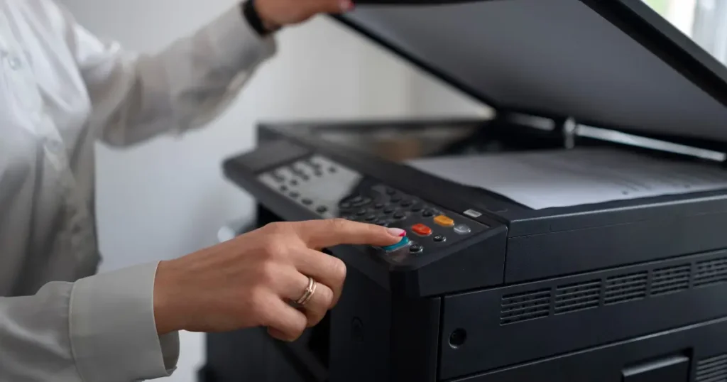 Método transforma plástico em combustível, cientistas criam plástico que isola calor e Epson fabrica impressoras com plástico reciclado