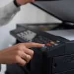 Método transforma plástico em combustível, cientistas criam plástico que isola calor e Epson fabrica impressoras com plástico reciclado