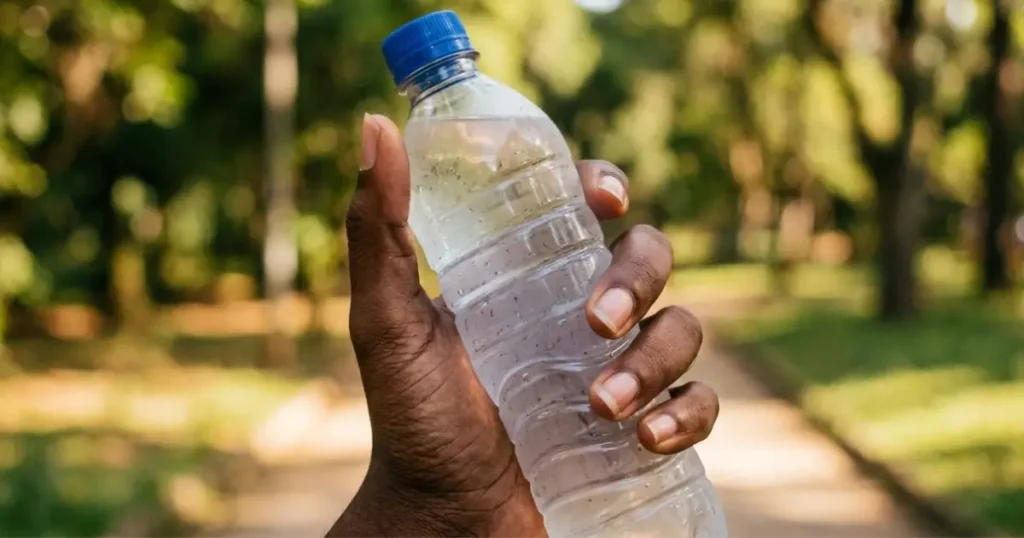 Pesquisadores usam inteligência artificial para criar enzima capaz de reciclar PET em baixas temperaturas