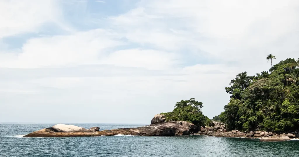 Artista britânico constrói ilha flutuante sustentável com garrafas plásticas no México