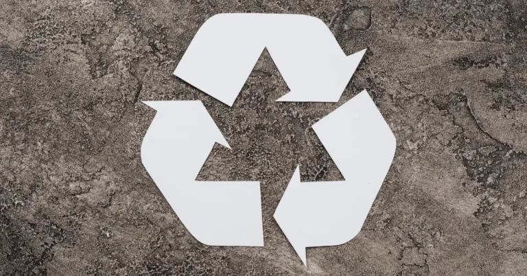 Reciclagem mecânica de plásticos volta a crescer no Brasil em 2025